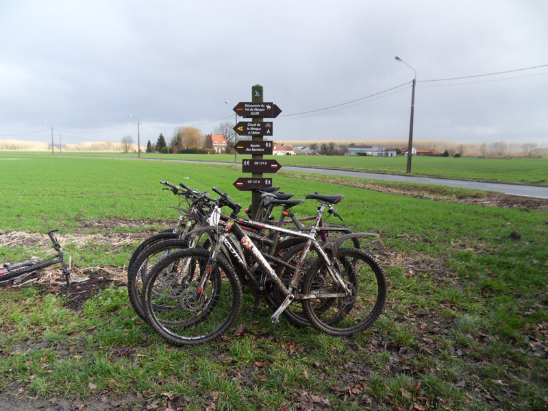 Velos VTT et panneaux chemins de randonnée - Ronde des rois