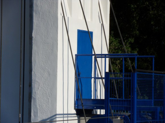 Porte bleue, pilastre blanche