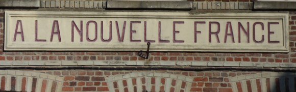 Enseigne ciment sur brique