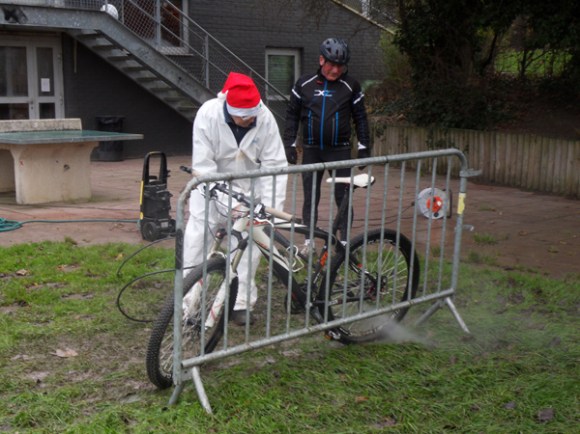 Cycliste VTTNettoyage vélo - Ronde de Noël Roncq 2013