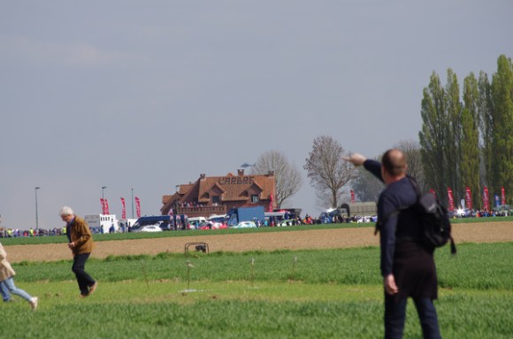 Paris Roubaix 2014 - Carrefour de l'arbre vu du Pavé de Gruson - caravane