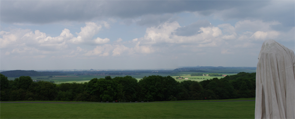 Le dormeur du val - Randonnée permanente FFCT - vue du mémorial de Vimy